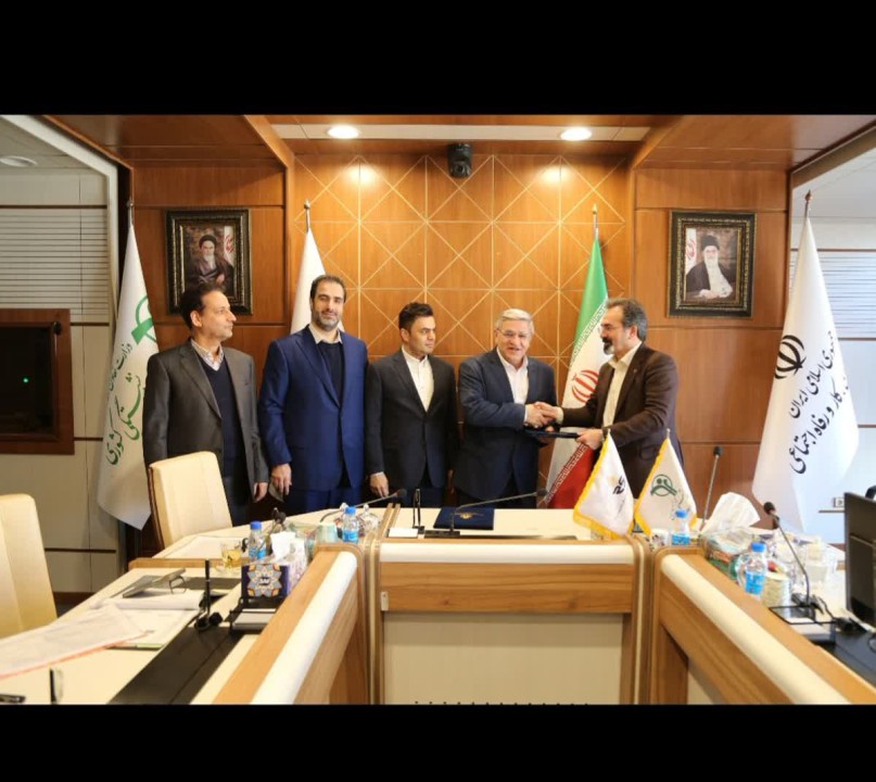 آیین قدردانی و اهداء لوح سپاس مدیر عامل هلدینگ صبا انرژی از مدیرعامل ایران یاسا